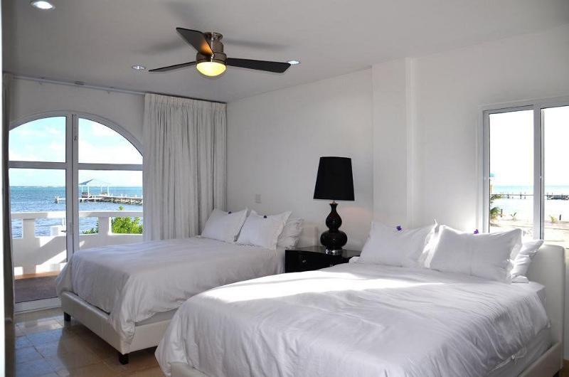 Banyan Bay Suites San Pedro  Ngoại thất bức ảnh